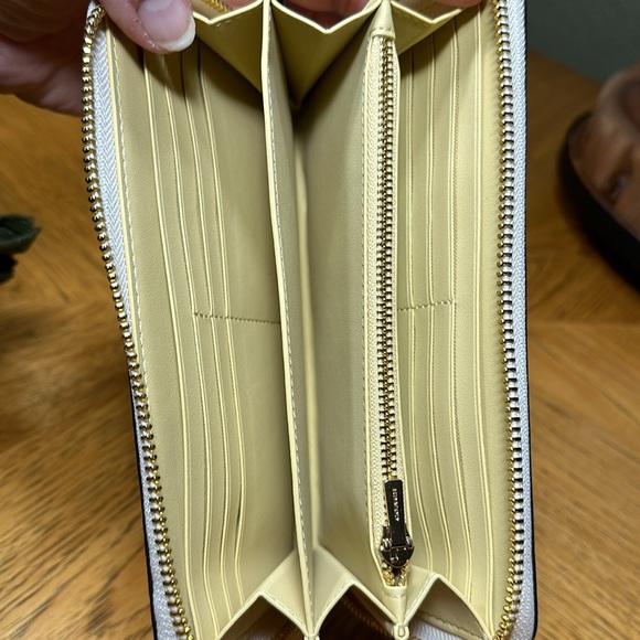 *LIKE NEW* COACH Embossed Horse & Carriage Long Zip-Around Wallet - Picture 10 of 16